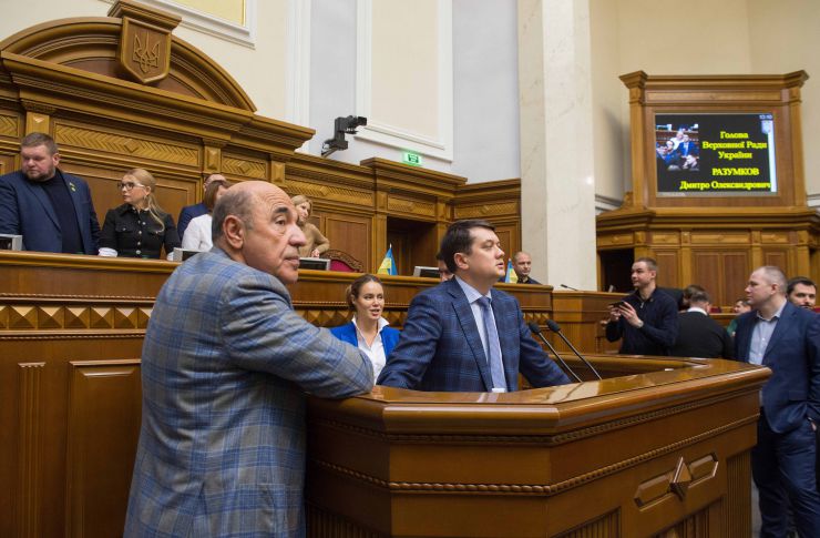 Пленарне засідання Верховної Ради України. Верховна Рада розпочала розгляд у другому читанні законопроєкту №2178-10 “Про внесення змін до деяких законодавчих актів України щодо обігу земель сільськогосподарського призначення”. Народні депутати з опозиційних фракцій намагалися перешкодити роботі головуючого, провокували непарламентську поведінку, блокували трибуну.  Народні депутати розпочали розгляд правок до законопроекту. Дмитро Разумков